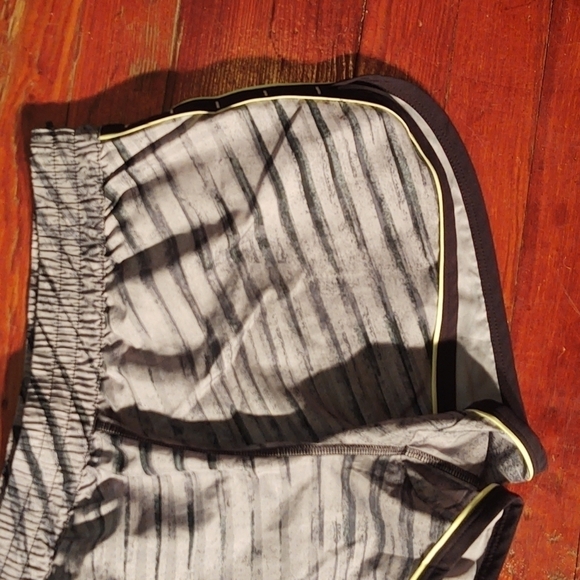 Under Armour Fitted Gray Athletic Shorts with Neon Green Trim Sz S - Picture 2 of 10